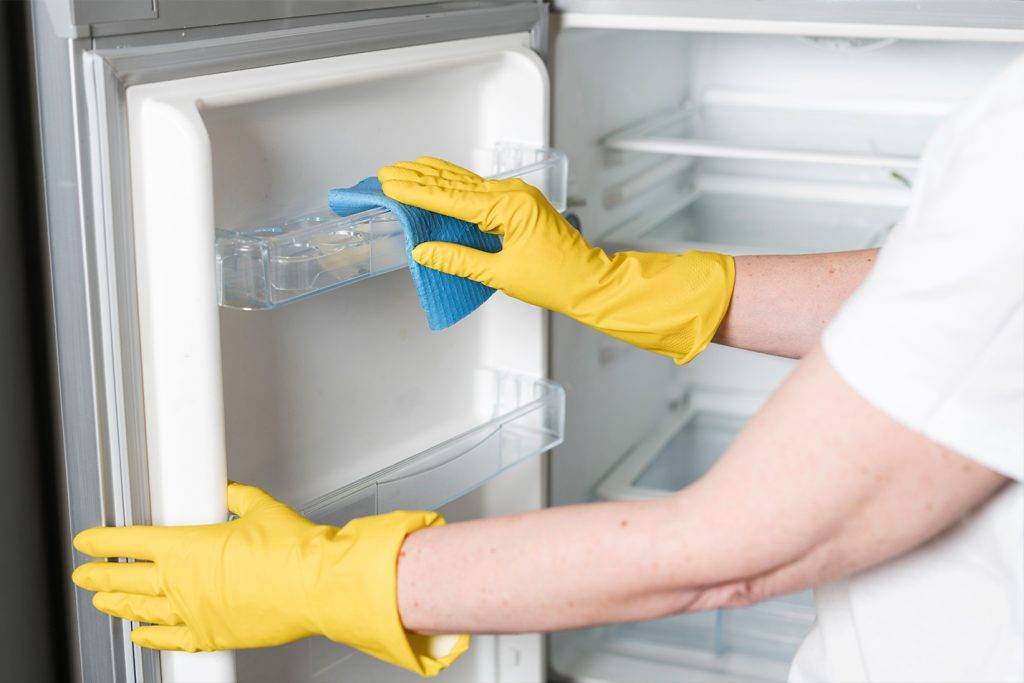 Как эффективно помыть холодильник