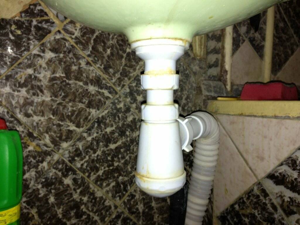 Запах канализации в ванной: какие 6 причин и как устранить и что делать в частном доме и квартире +видео и фото