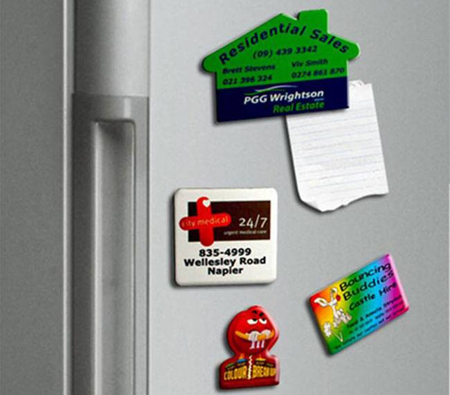 Почему нельзя вешать магнитики на холодильник: основные причины