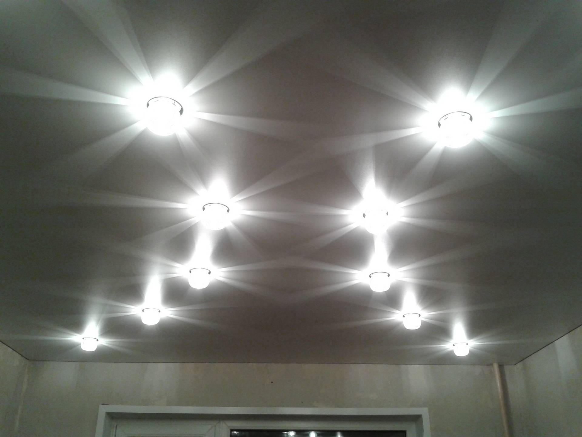 дизайн лампочек на натяжном потолке