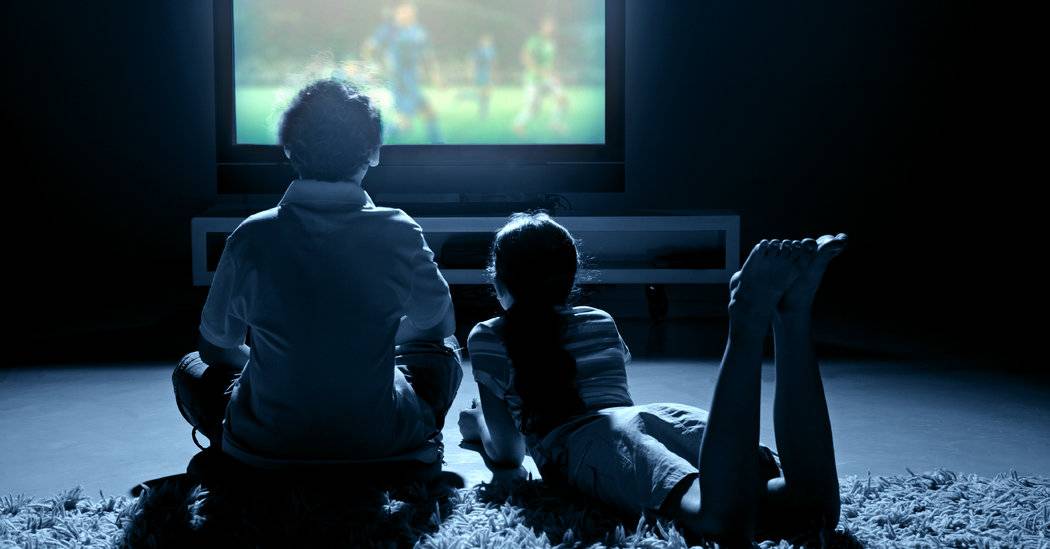 Просмотр телевизора в темноте - вредно или нет, можно или нельзя