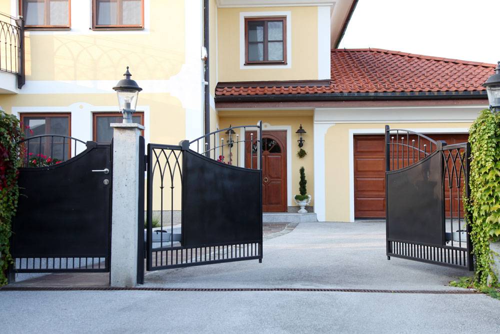 Ворота с калиткой для частного дома: разновидности и советы покупателям по выбору