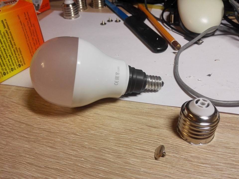 Как снять цоколь с лампочки, если она лопнула: способы выкрутить или вытащить из патрона люстры или другого светильника