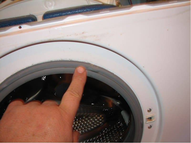 Течет стиральная машина — что делать и как устранить