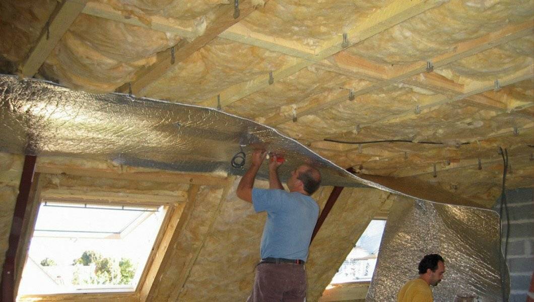 Как утеплить потолок в деревянном доме снаружи и внутри своими руками