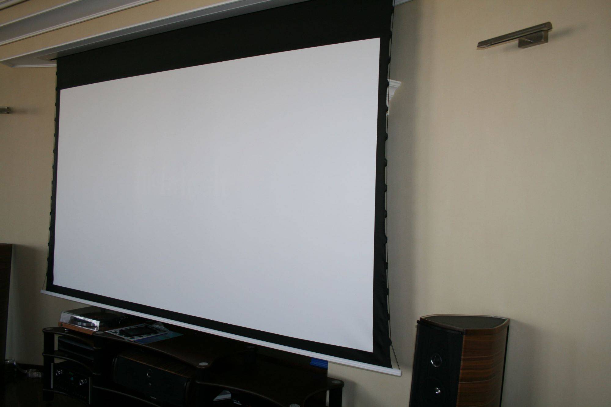 Экран для проектора своими руками: сделать из материала светоотражающей ткани, полотна, натяжного потолка, двп, баннера в домашних условиях