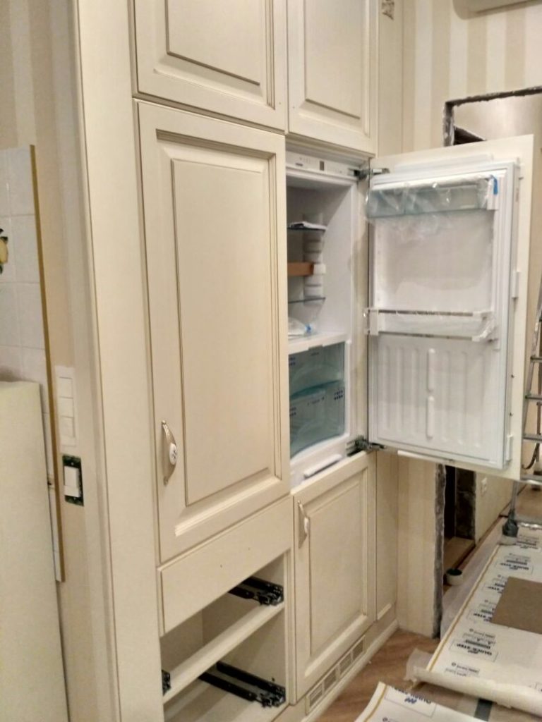 Хотите встроить обычный холодильник в шкаф? узнайте, почему нельзя