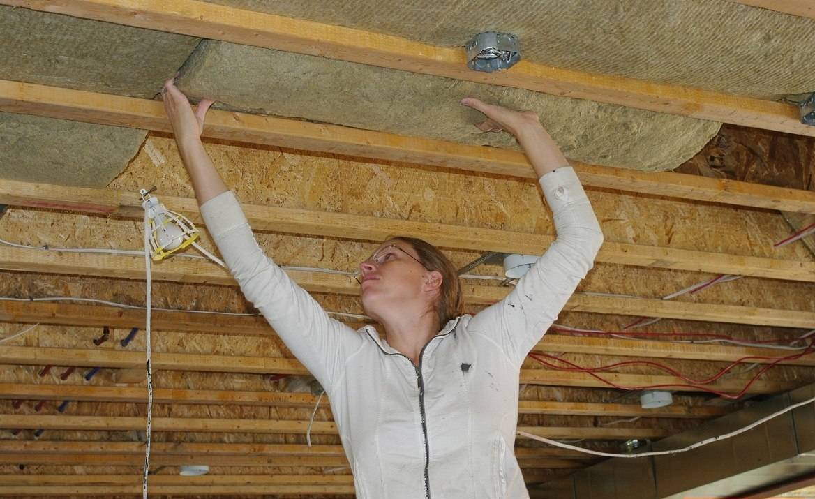 Чем лучше утеплить потолок частного дома