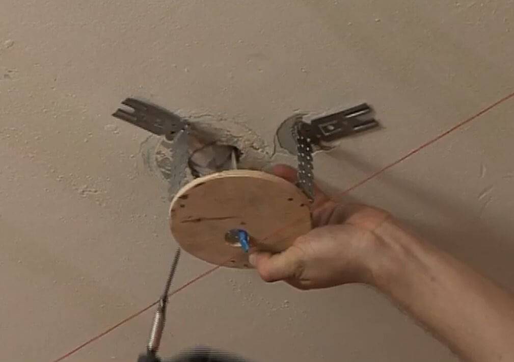 Как повесить люстру на натяжной потолок: способы крепления и установка своими руками