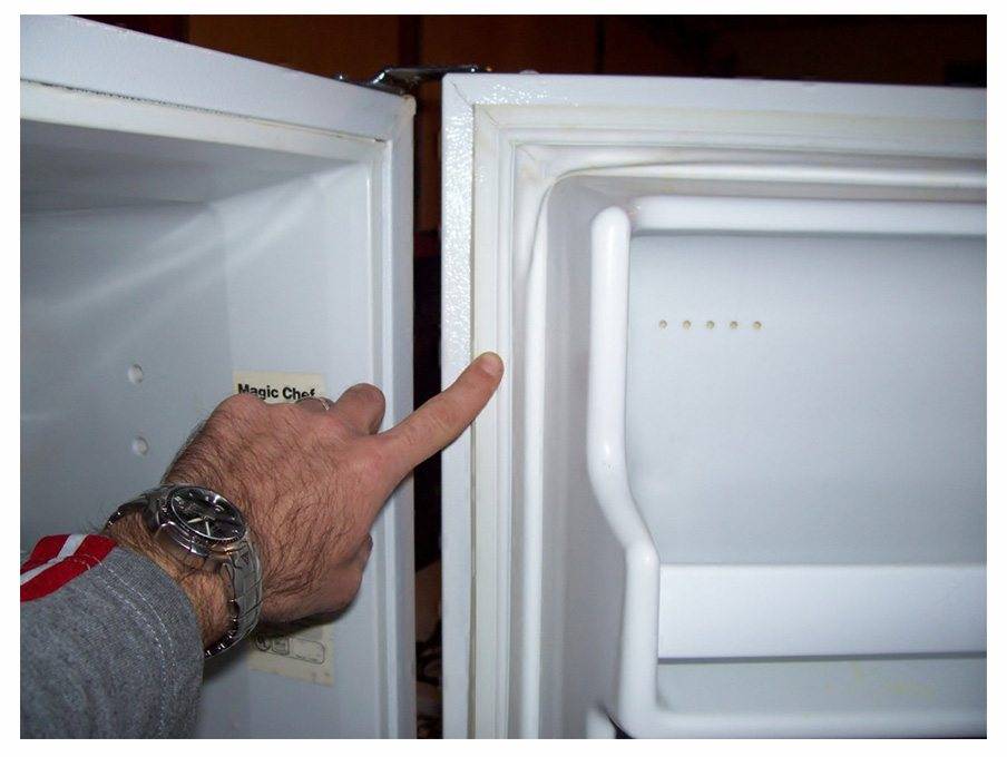 Холодильник: почему не прилегает дверца ?